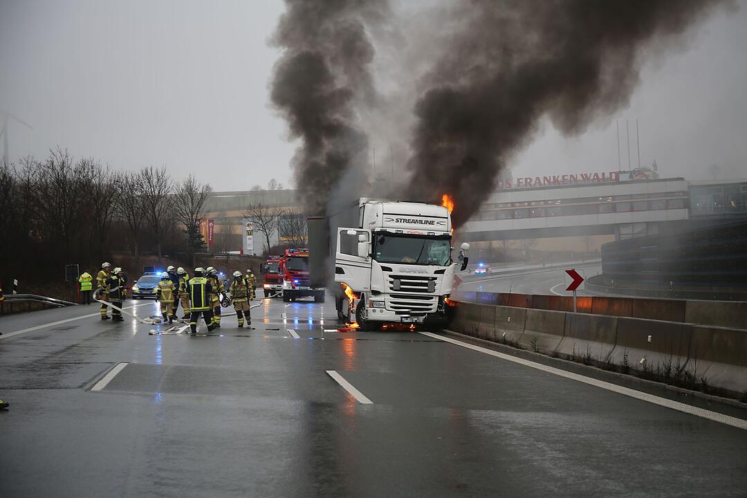 Nach Kollision mit Leitplanke: Lastwagen geht auf A9 in Flammen auf