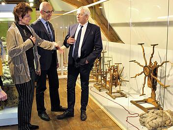 Museumsleiterin Birgit Jauernig (Mitte) erklärt Besuchern die Bedeutung der "Weifen” in der Vitrine. Auch der Vorsitzende des Fördervereins, Frensdorfs Bürgermeister Jakobus Kötzner, und Landrat Johann Kalb (von rechts) sind beeindruckt.  Fotos: Evi Seeger