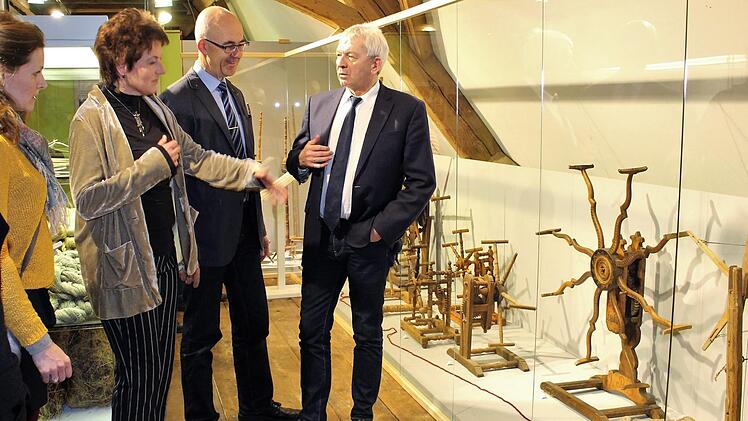 Museumsleiterin Birgit Jauernig (Mitte) erklärt Besuchern die Bedeutung der "Weifen” in der Vitrine. Auch der Vorsitzende des Fördervereins, Frensdorfs Bürgermeister Jakobus Kötzner, und Landrat Johann Kalb (von rechts) sind beeindruckt.  Fotos: Evi Seeger