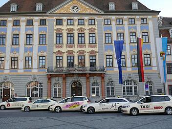 Eine Reihe von Taxis steht auch in Zeiten der Ausgangsbeschränkung zur Verfügung.Michael Höllein