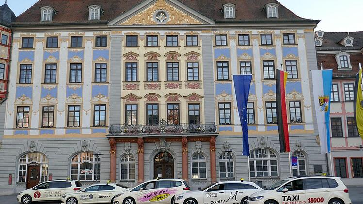 Eine Reihe von Taxis steht auch in Zeiten der Ausgangsbeschränkung zur Verfügung.Michael Höllein
