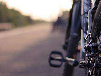 Bamberg: Fußgänger zwingt Radfahrer zur Vollbremsung - 43-Jähriger stürzt und verletzt sich