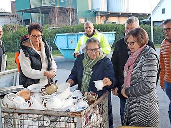 Am Wertstoffhof abgegebenes Porzellan nehmen hier die Gemeinder&auml;tinnen beim Vor-Ort-Besuch unter die Lupe.
