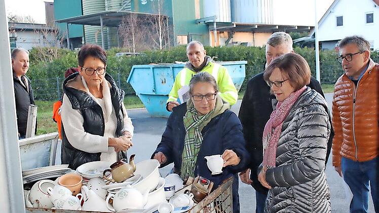 Am Wertstoffhof abgegebenes Porzellan nehmen hier die Gemeinderätinnen beim Vor-Ort-Besuch unter die Lupe.