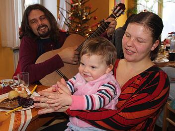 Der kleinen Anja (2) und ihrer Mama Manuela Groß (23) gefällt die Musik von Matthias Jonathan. Er stimmte die Gäste der Wärmestube musikalisch auf Weihnachten ein.  Fotos: Sabine Herteux
