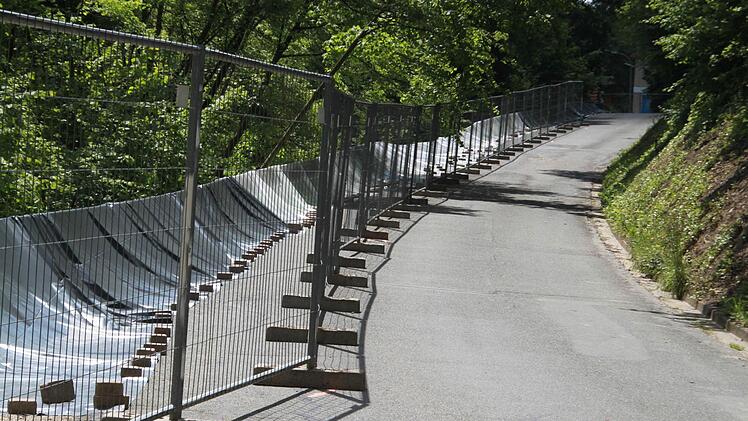 Weiterhin gesperrt bleibt die Kreisstraße LIF 7 zwischen Hausen und Weingarten; das abgerutschte Stück ist mit Gittern abgesichert. Bevor hier repariert werden kann, muss das Hochwasser des Mains abgeflossen sein.