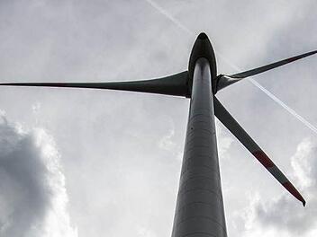 Die Vertreter der Gemeinde Sinntal schlagen zwei Flächen für Windräder vor. Symbolbild: Armin Weigel dpa/lby