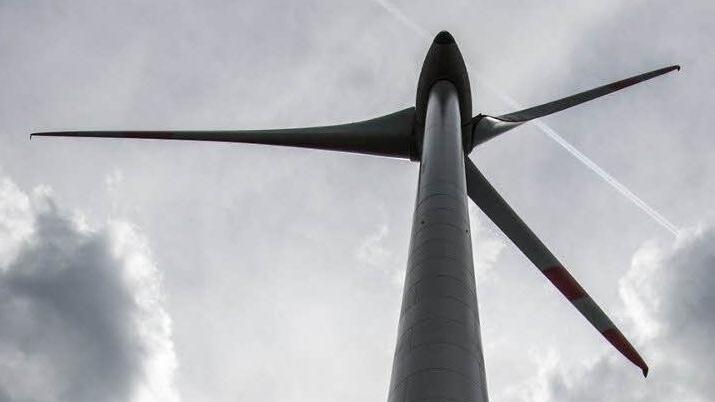 Die Vertreter der Gemeinde Sinntal schlagen zwei Flächen für Windräder vor. Symbolbild: Armin Weigel dpa/lby