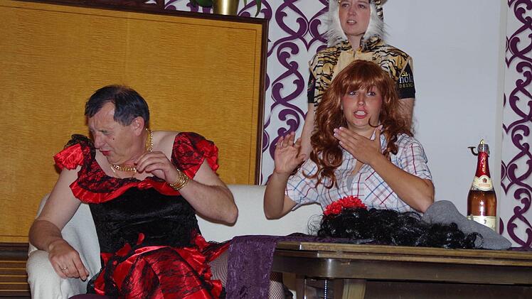 Benito (Stefan Bornschlegel), verkleidet als spanische Tänzerin, bandelt mit Gina (Isabel Peschel) an. Im Hintergrund verfolgt Katja (Katrin Weiß) das Geschehen.