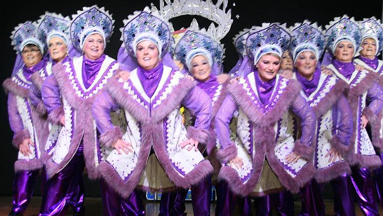 Als Babuschkas traten die Damen des Weiberballetts auf. Foto: Matthias Beetz