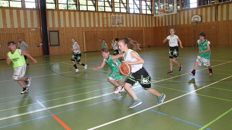 Beim Basketball-Turnier in der Adam-Riese-Halle kämpften fünf Mannschaften um den Sieg. Foto: Gerda Völk