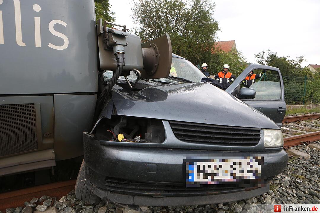 Zug erfasst Auto im Kreis Haßberge
