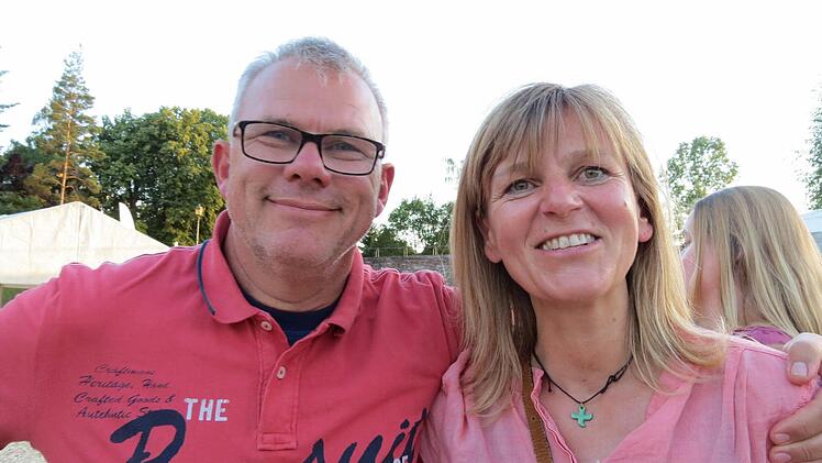 "Ein großartiger Abend", sagten Manuela und Dieter Wallström zu dem Auftritt des Comedian im Festzelt.  Foto: Gerd Schaar
