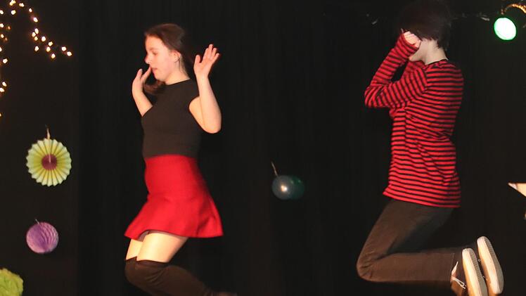 Vanessa Schott und Nele Arnold mit einem Medley von "Twice"   Foto: Johanna Blum