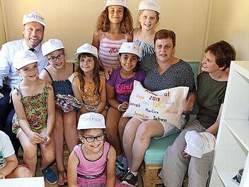 Die "starken Kids" präsentierten voller Stolz ihren toll restaurierten "Freundschaftswagen" (von links): Bürgermeister Martin Finzel, Rektorin Gabriele Walther und Andrea Zischg, Leiterin der Mittagsbetreuung und projektbegleitende Pädagogin. Foto: Desombre