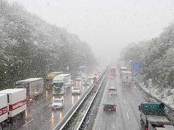 Mehrere Unf&auml;lle haben sich am Mittwoch und Donnerstag (11. und 12. Dezember) auf Frankens Stra&szlig;en ereignet. Symbolfoto:  Bj&ouml;rn Fix/dpa
