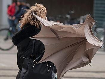Nachdem Sturmtief "Sabine" am Montag für einige Behinderungen gesorgt hat, geht es auch an den folgenden Tagen der Woche stürmisch weiter. Symbolfoto: Boris Roessler/dpa