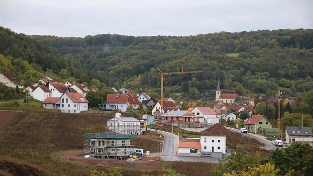 Ein Haus steht bereits, vier entstehen aktuell: In der Sulzthaler Sonnenleite wird viel gebaut, die Lieferungen f&uuml;r dort kommen aber regelm&auml;&szlig;ig in der Wirmsthaler Sonnenleite an. Nun hat sich der Sulzthaler Gemeinderat mit dem Thema befasst.  Foto: Ralf Ruppert