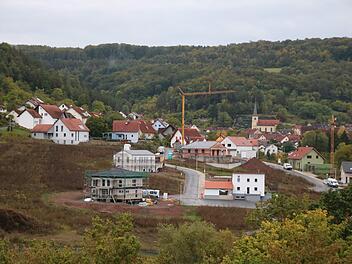 Ein Haus steht bereits, vier entstehen aktuell: In der Sulzthaler Sonnenleite wird viel gebaut, die Lieferungen für dort kommen aber regelmäßig in der Wirmsthaler Sonnenleite an. Nun hat sich der Sulzthaler Gemeinderat mit dem Thema befasst.  Foto: Ralf Ruppert