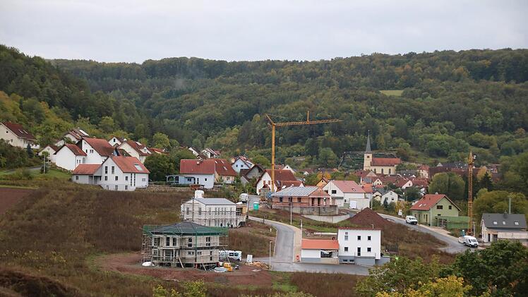 Ein Haus steht bereits, vier entstehen aktuell: In der Sulzthaler Sonnenleite wird viel gebaut, die Lieferungen für dort kommen aber regelmäßig in der Wirmsthaler Sonnenleite an. Nun hat sich der Sulzthaler Gemeinderat mit dem Thema befasst.  Foto: Ralf Ruppert