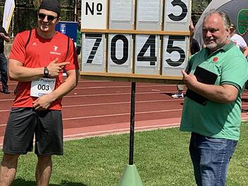 Wurf-Trainer Martin Ständner (rechts) peilt mit seinem Schützling Merlin Hummel 2021 die Goldmedaille im Hammerwurf der Junioren an. Ein Trainingsverbot würde die Chancen gewaltig schmälern. Foto: BR-Archiv