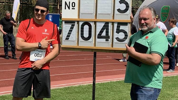 Wurf-Trainer Martin Ständner (rechts) peilt mit seinem Schützling Merlin Hummel 2021 die Goldmedaille im Hammerwurf der Junioren an. Ein Trainingsverbot würde die Chancen gewaltig schmälern. Foto: BR-Archiv