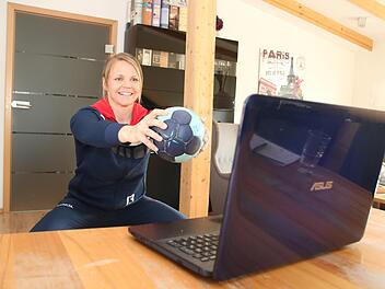 Training via Zoom: Sandra Dietrich macht das vor der Laptop-Kamera vor und leitet den Nachwuchs an.