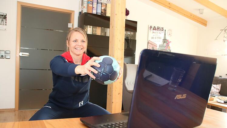 Training via Zoom: Sandra Dietrich macht das vor der Laptop-Kamera vor und leitet den Nachwuchs an.