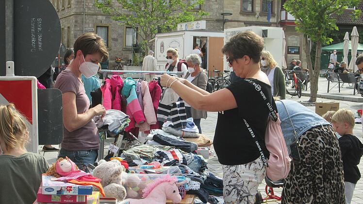 An Besuchern mangelte es dem Altstadt-Flohmarkt mit Hamma Damma eigentlich nicht. Jedoch blieben zahlreiche Standplätze leer.