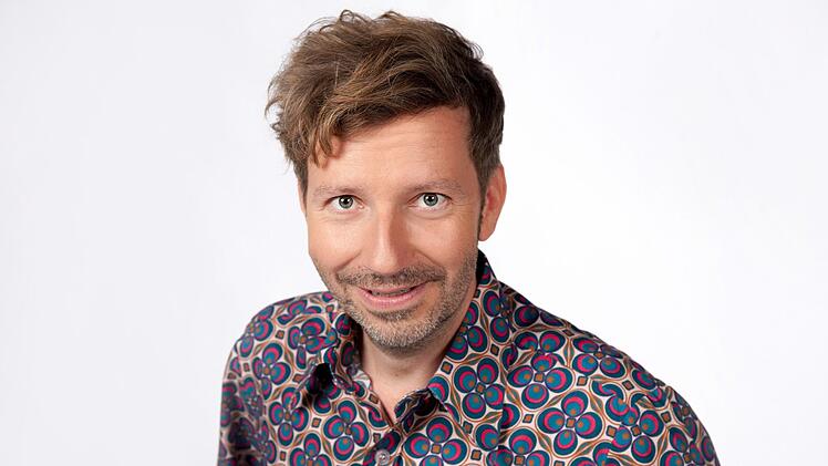 Kommentieren wird 2026 zum dritten Mal nach dem altersbedingten R&uuml;ckzug Peter Urbans 2023 Thorsten Schorn. Die B&uuml;hnenmoderation in der Wiener Stadthalle &uuml;bernehmen indes das &Ouml;si-Trio Michael Ostrowski, Victoria Swarovski und Emily Busvine.