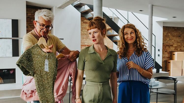 Caros (Chiara Schoras) neueste Kundin ist die forsche Starpianistin Anya (Sarah Bauerett). Gemeinsam mit ihrem Assistenten und Onkle Heiner (Dominic Raacke) will die Wingwoman sie unterst&uuml;tzen.