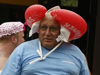 Mit besonderer Kopfbedeckung feuerte Wasserwacht-Vorsitzender Peter Bendner seine Mannschaft an.