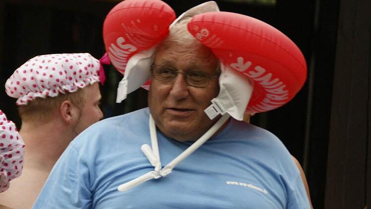 Mit besonderer Kopfbedeckung feuerte Wasserwacht-Vorsitzender Peter Bendner seine Mannschaft an.