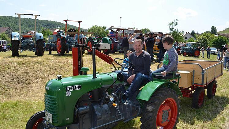 Linus Spies (links) darf mit Papa Ernst am Umzug teilnehmen.  Foto: Sina Mattheus