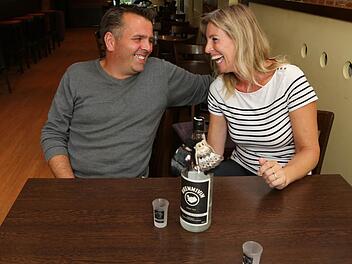 Typisch isländisch? Axel Örlygsson stellt einen Aquavit auf den Tisch, Thordis Wiencke erklärt, dass ein Totenkopf auf dem Etikett das Volk früher vom Trinken abhalten sollte. Sie lacht: "Prost!" Foto: Barbara Herbst