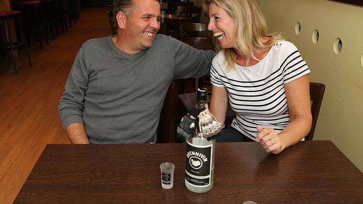 Typisch isländisch? Axel Örlygsson stellt einen Aquavit auf den Tisch, Thordis Wiencke erklärt, dass ein Totenkopf auf dem Etikett das Volk früher vom Trinken abhalten sollte. Sie lacht: "Prost!" Foto: Barbara Herbst