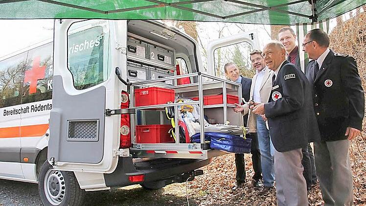 Auf großes Interesse bei den Ehrengästen stieß die Fahrzeugeinrichtung (von links): Landrat Rainer Mattern, Vorsitzender des BRK Kreisverbandes Siegfried Wölki , Chefarzt des Kreisverbandes Gerhard Beyer, Bürgermeister Marco Steiner, Bereitschaftsleiter Udo Hoppe. Fotos: Michael Stelzner