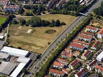 Die Grünfläche südlich des Malerviertels (Bild oben) am Berliner Ring sieht einer Bebauung durch das BMW-Autohaus Sperber entgegen. Die Weichen dafür stellte der Bausenat nach kontroverser Diskussion.   Fotos: Ronald Rinklef