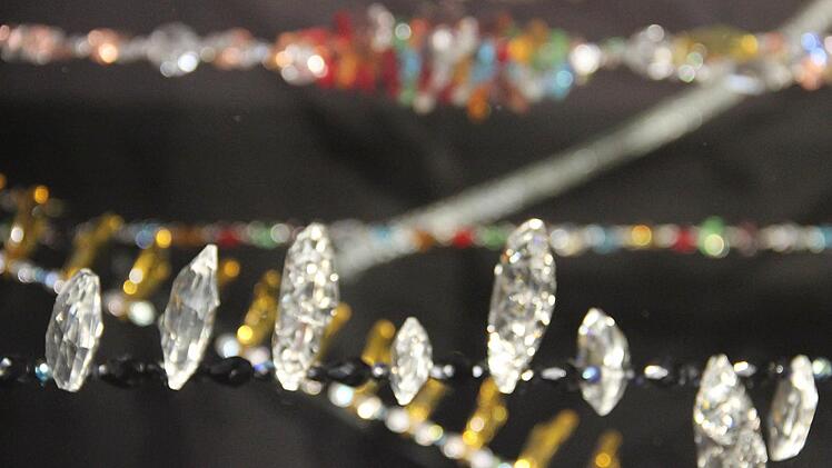 Knöpfe, Schmuck und viel mehr Kunstvolles wurde einst in Weidenberg aus Glas gefertigt. Foto: Katharina Müller-Sanke