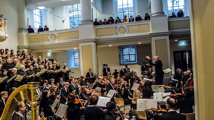 Ein beeindruckendes Konzert zum Totensonntag gestaltete der Coburger Bachchor unter Peter Stenglein in der Morizkirche. Foto: Jochen Berger