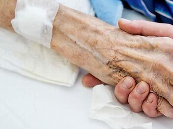 Sich gehalten fühlen und begleitet bis zuletzt - die Palliativmediziner und Pflegekräfte von der SAPV leisten einen wertvollen Dienst am Menschen.  Foto: NEWS5 / Herse
