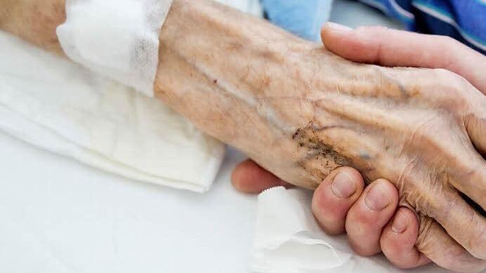 Sich gehalten fühlen und begleitet bis zuletzt - die Palliativmediziner und Pflegekräfte von der SAPV leisten einen wertvollen Dienst am Menschen.  Foto: NEWS5 / Herse