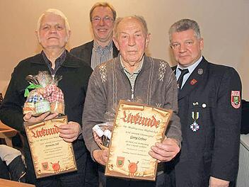 Hermann Söll gehört der Feuerwehr 60 Jahre an und Georg Lehner ist 70 Jahre Mitglied, dafür gab's von Bürgermeister Klaus Schumann und Vorsitzendem Josef Schaub Dank und Anerkennung. Fotos: Richard Sänger