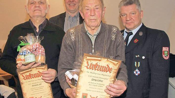 Hermann Söll gehört der Feuerwehr 60 Jahre an und Georg Lehner ist 70 Jahre Mitglied, dafür gab's von Bürgermeister Klaus Schumann und Vorsitzendem Josef Schaub Dank und Anerkennung. Fotos: Richard Sänger