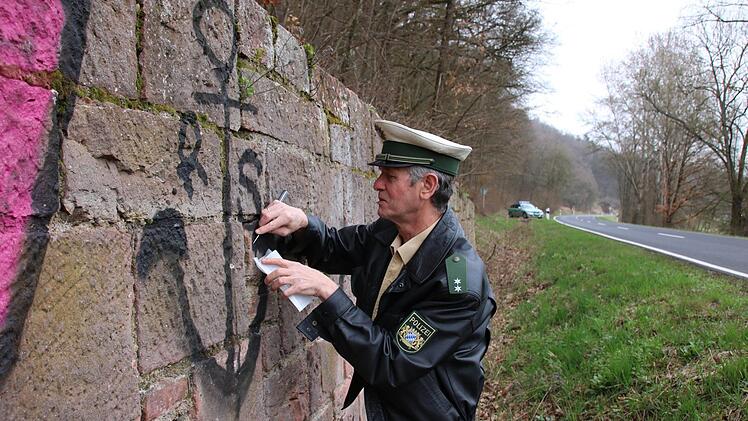 Polizist Peter Kähne sichert Spuren. Foto: Ralf Ruppert