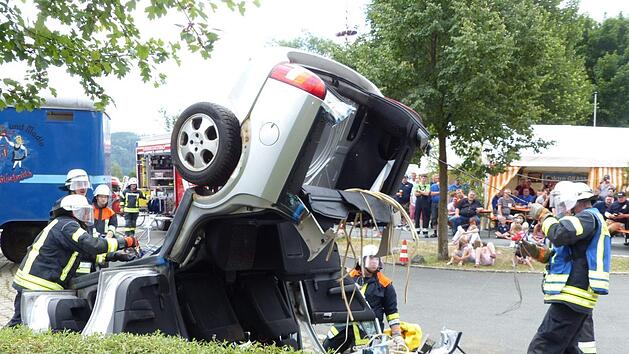 Bei einer spektakulären Übung befreiten die Rettungskräfte unter dem Einsatz aller verfügbaren Gerätschaften eine schwer verletzte Person aus einem auf dem Dach liegenden Personenwagen. Foto: Klaus-Peter Wulflf