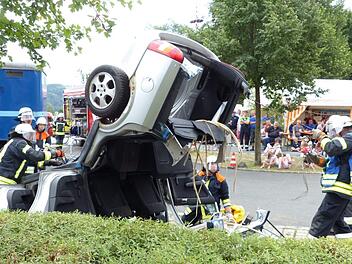 Bei einer spektakulären Übung befreiten die Rettungskräfte unter dem Einsatz aller verfügbaren Gerätschaften eine schwer verletzte Person aus einem auf dem Dach liegenden Personenwagen. Foto: Klaus-Peter Wulflf
