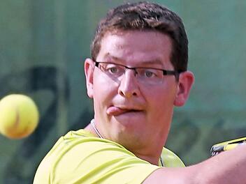 Motiviert bis in die Zungenspitze zeigte sich Christian Schütz bei den Herren 40. Gegen den TC Fichtelgebirge holte er im Einzel und im Doppel wichtige Punkte zum 5:4-Gesamtsieg. Foto: Klaus Gagel