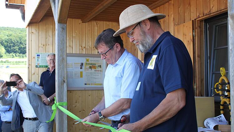 Der neue Lehrbienenstand wird von Anton Eckert und Wolf-Dietrich Schröber (r.) eröffnet. Foto: Carmen Schwind
