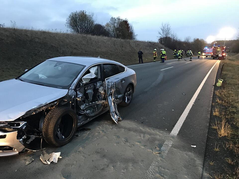 Zwei Personen nach Unfall im Begegnungsverkehr mittelschwer verletzt